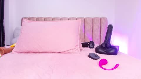 auroraa_miller online show from 11/18/25, 11:58