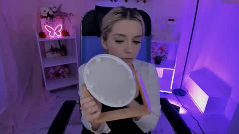 aurorawrenfield online show from 10/08/25, 04:54