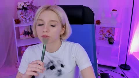 aurorawrenfield online show from 10/28/25, 04:49