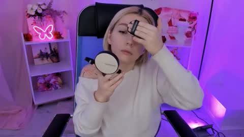 aurorawrenfield online show from 11/13/25, 04:33