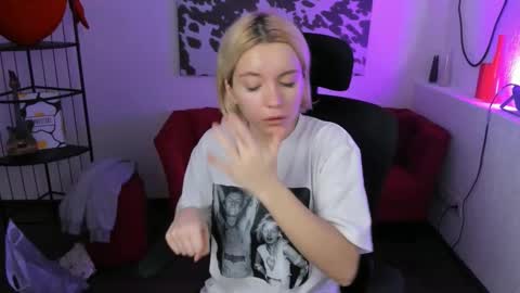 aurorawrenfield online show from 11/25/25, 04:34