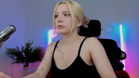 Snapshot of aurorawrenfield chatting on 05/18/26, 04:07 aurorawrenfield online show from 05/18/26, 04:07