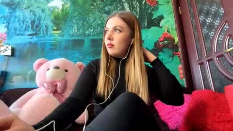 Snapshot of aurorekhuu chatting on 02/10/26, 11:03 Elizabeth online show from 02/10/26, 11:03