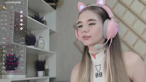 Snapshot of auto_baby chatting on 10/30/25, 11:00 Dasha online show from 10/30/25, 11:00