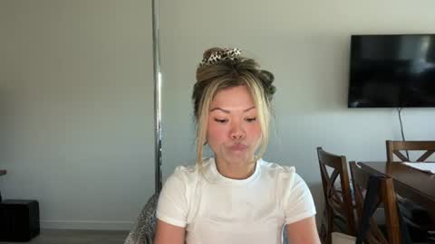 Snapshot of ava_petite_ chatting on 06/12/26, 05:23 Little Ava online show from 06/12/26, 05:23