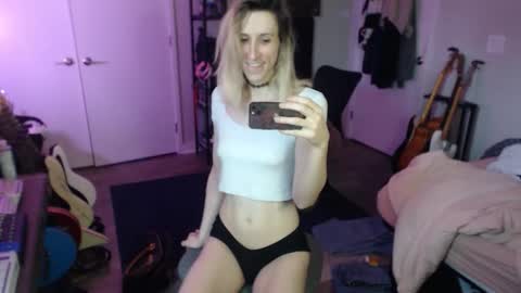 Snapshot of ava_reinhart_999 chatting on 03/07/26, 08:28 Ava online show from 03/07/26, 08:28