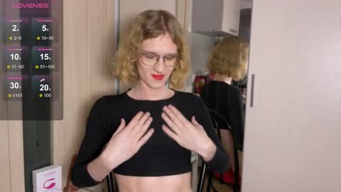 Snapshot of avery_adam chatting on 12/16/25, 09:31 Alex online show from 12/16/25, 09:31