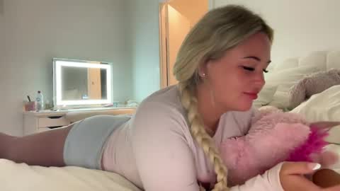 ur gf online show from 04/08/26, 08:03