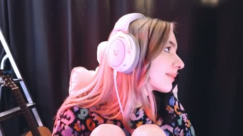 Avriel online show from 02/06/25, 05:25