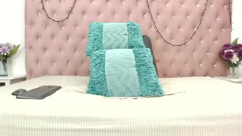 Snapshot of avrilbennettx chatting on 05/19/26, 12:55 Avril... online show from 05/19/26, 12:55