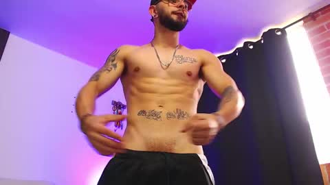 Independiente Model online show from 11/23/25, 12:49