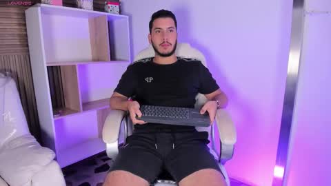 axel_grey_ online show from 10/16/25, 12:17