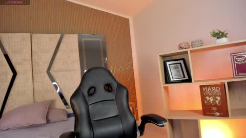 axel_grey_ online show from 04/13/26, 12:43