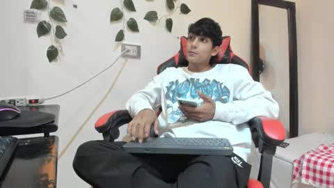 axel_rosse2 online show from 11/01/25, 10:23