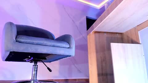 Snapshot of axellcollins chatting on 02/19/25, 05:49 im your little femboy ALEX online show from 02/19/25, 05:49