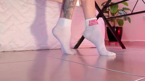 Snapshot of axellcollins chatting on 09/15/25, 01:11 im your little femboy ALEX online show from 09/15/25, 01:11