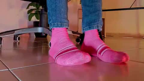 Snapshot of axellcollins chatting on 09/18/25, 05:31 im your little femboy ALEX online show from 09/18/25, 05:31