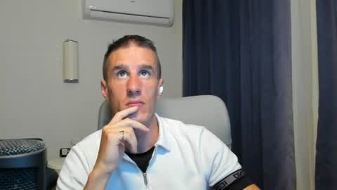 Snapshot of axl_fx chatting on 06/23/26, 01:03 Axl online show from 06/23/26, 01:03