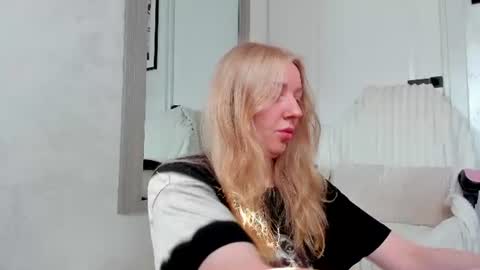 Snapshot of ayaye_ chatting on 06/09/26, 06:03 SundyRose online show from 06/09/26, 06:03