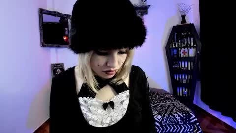Azu Moure online show from 10/08/25, 01:31