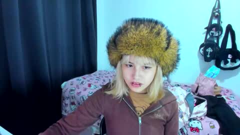 Azu Moure online show from 11/25/25, 01:49