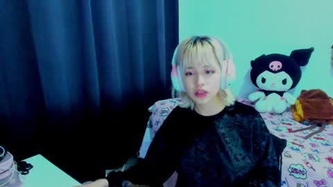 Snapshot of azu_moure chatting on 05/19/26, 04:19 Azu Moure online show from 05/19/26, 04:19