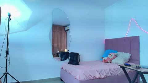 Snapshot of azul_horny chatting on 05/27/26, 10:29 PRINCESS AZUL. online show from 05/27/26, 10:29