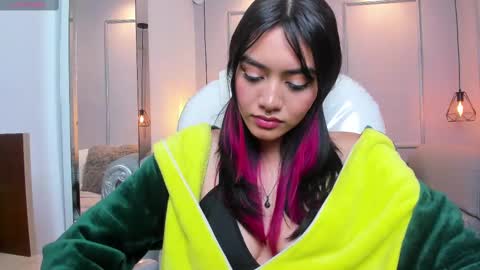 Azura online show from 03/11/25, 10:42