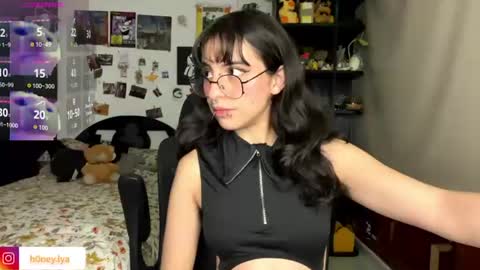 Snapshot of b0nnie_h0ney chatting on 07/04/26, 01:34 Lyanna online show from 07/04/26, 01:34