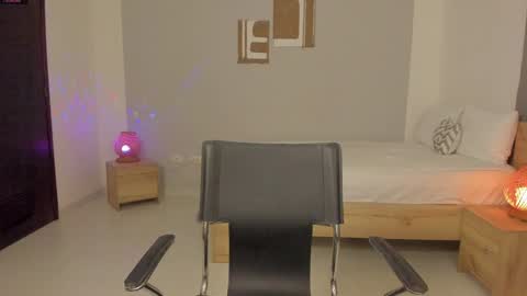 itzell  online show from 12/18/24, 02:32