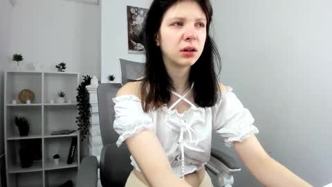 Evalena maybe just Eva online show from 09/26/25, 05:11