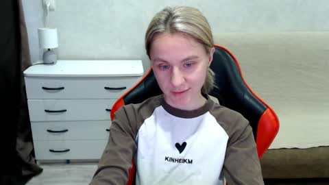 baby_kitte online show from 10/20/25, 12:49