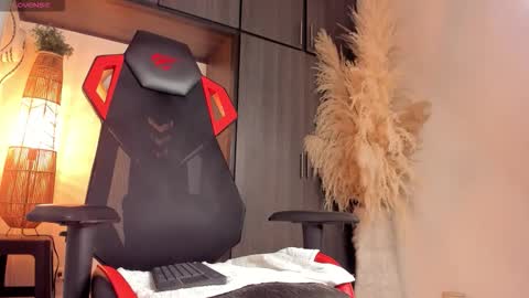 FOLLOW ME  online show from 11/11/25, 04:23