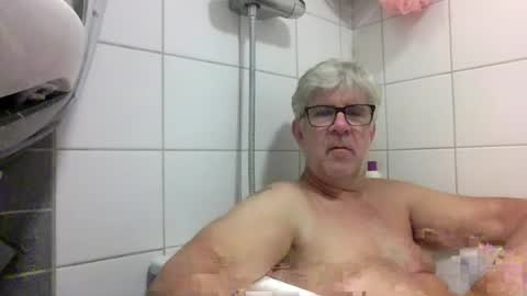 Snapshot of baggelina75 chatting on 07/06/26, 06:43 baggelina75 online show from 07/06/26, 06:43