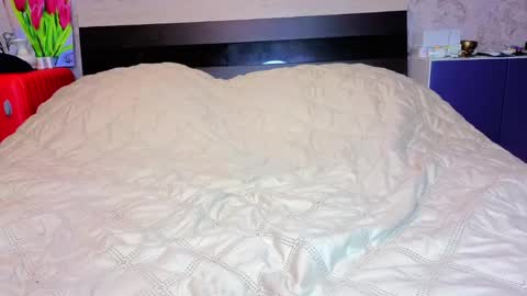 holly online show from 04/15/26, 04:47