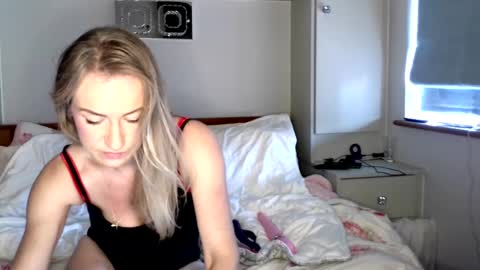 Snapshot of bambina_valentina chatting on 12/15/24, 01:00 Totty Nutty online show from 12/15/24, 01:00