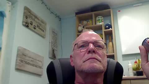 Snapshot of banane111 chatting on 04/21/26, 07:17 Bobby online show from 04/21/26, 07:17