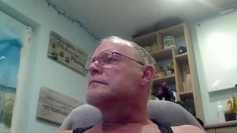Snapshot of banane111 chatting on 04/23/26, 06:25 Bobby online show from 04/23/26, 06:25