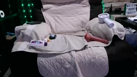 Snapshot of banjoey48 chatting on 12/15/24, 07:35 BANJOEY online show from 12/15/24, 07:35