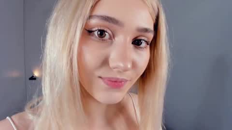 Mia online show from 04/05/26, 04:37