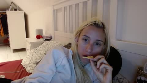 Lena online show from 10/04/25, 08:34