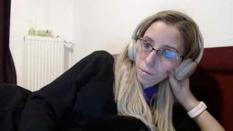 Snapshot of barelylegalblondy chatting on 02/04/26, 06:47 Lena online show from 02/04/26, 06:47