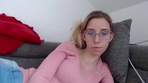 Snapshot of barelylegalblondy chatting on 05/08/26, 04:01 Lena online show from 05/08/26, 04:01