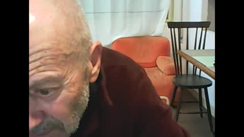 Snapshot of bassluis chatting on 10/06/25, 01:14 bassluis online show from 10/06/25, 01:14