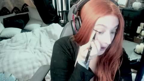 Snapshot of batstarial chatting on 12/05/25, 06:33 Audrey online show from 12/05/25, 06:33