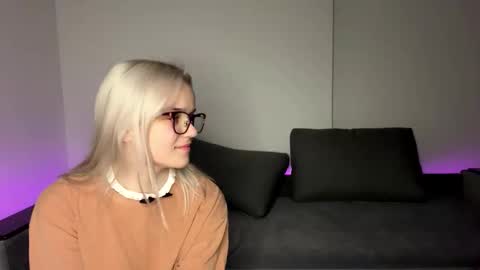 Max and Bella online show from 11/05/25, 03:45