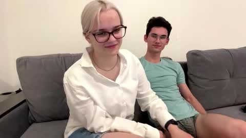 Max and Bella online show from 09/10/25, 03:56