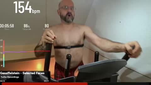 Snapshot of bazzz_8 chatting on 10/20/25, 05:24 bazzz_8 online show from 10/20/25, 05:24