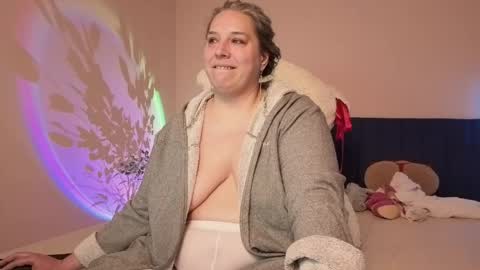 Snapshot of bbw_goddes chatting on 05/18/26, 12:11 Love online show from 05/18/26, 12:11