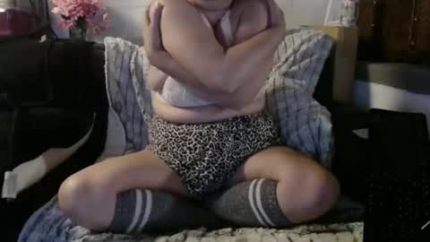Snapshot of beachymilf chatting on 05/06/26, 04:45 BeachyMILF online show from 05/06/26, 04:45